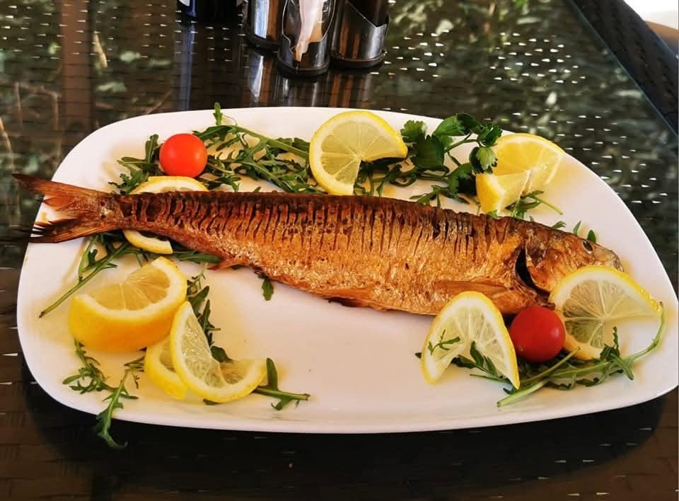 Pește întreg la grătar, servit pe farfurie la BONFISH